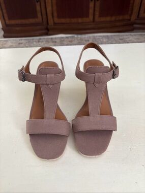 Women’s Lucky Brand T-Strap  Block Heel Sandals in Mauve Size 8.5